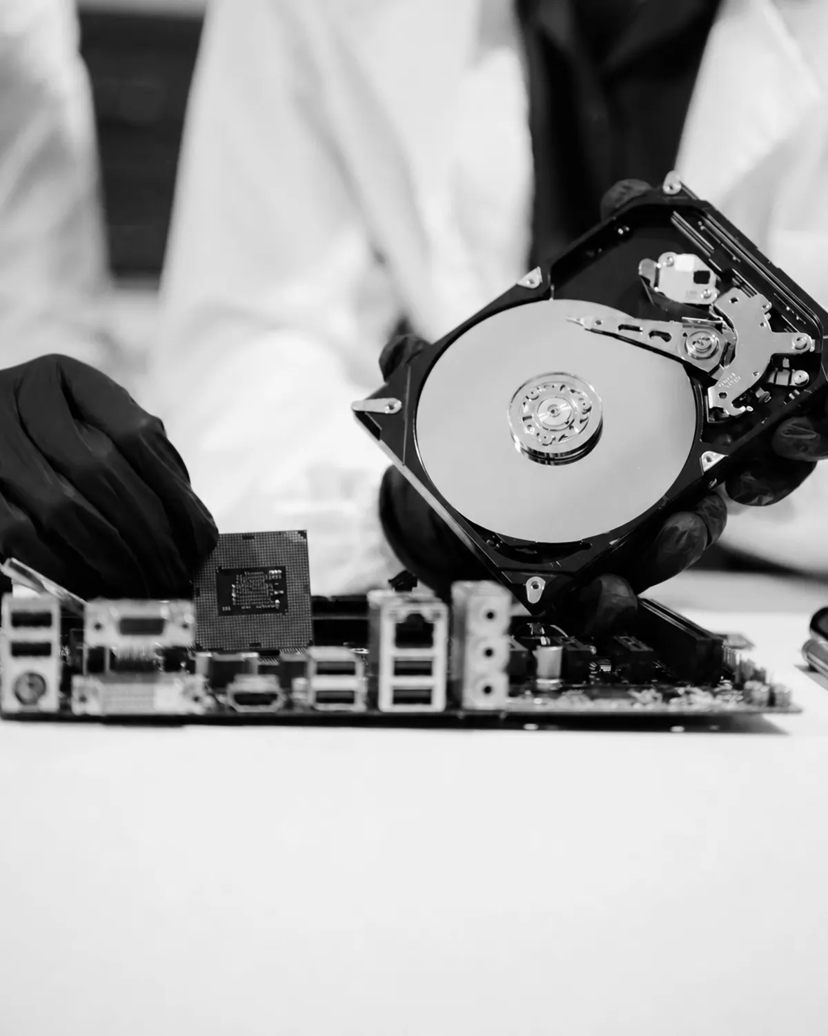 Plateaux de prise en charge numérotés pour les supports confiés à l'atelier Rétina Concept à Strasbourg