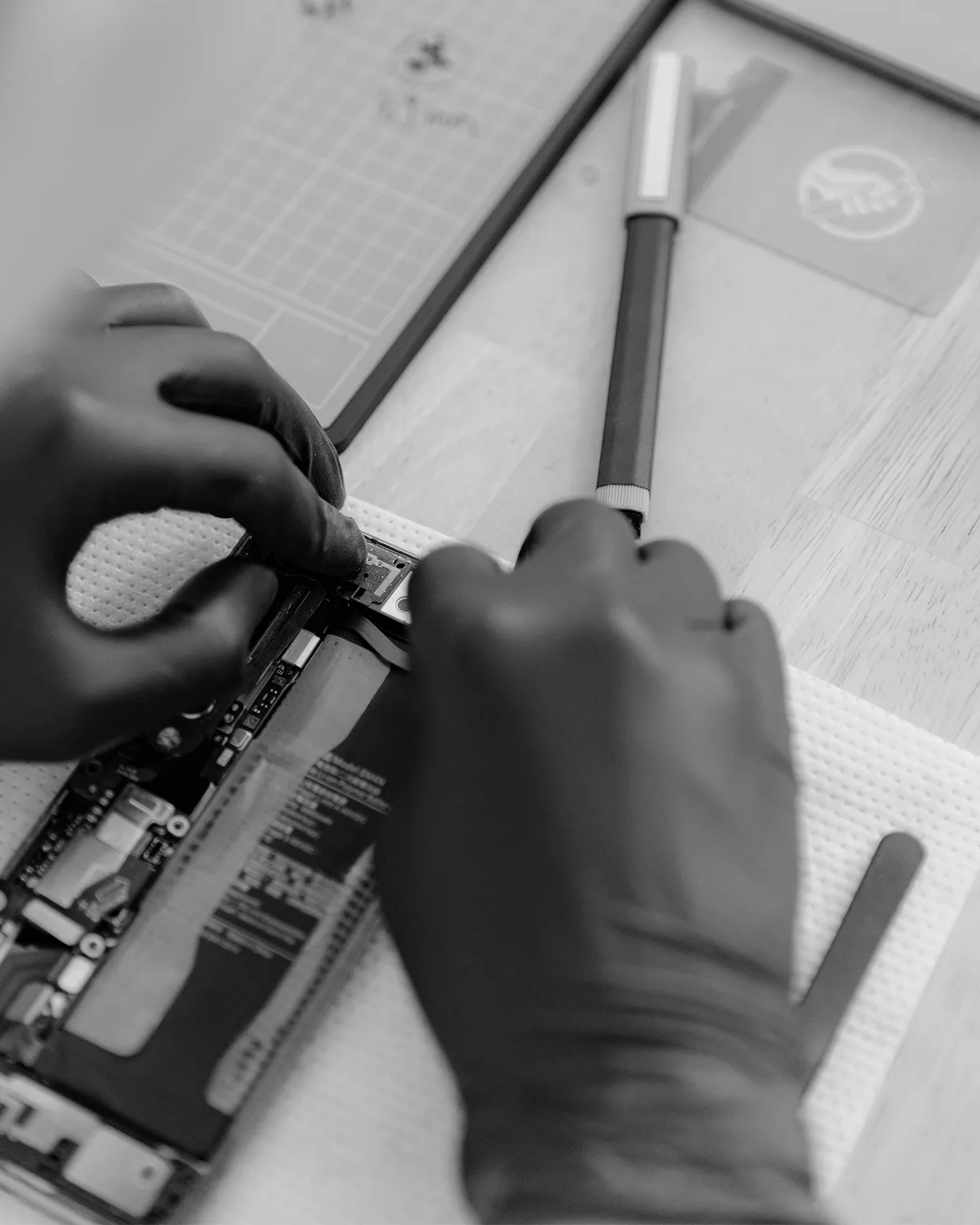 Réparation d'un téléphone au tournevis de précision dans l'atelier Rétina Concept à Strasbourg