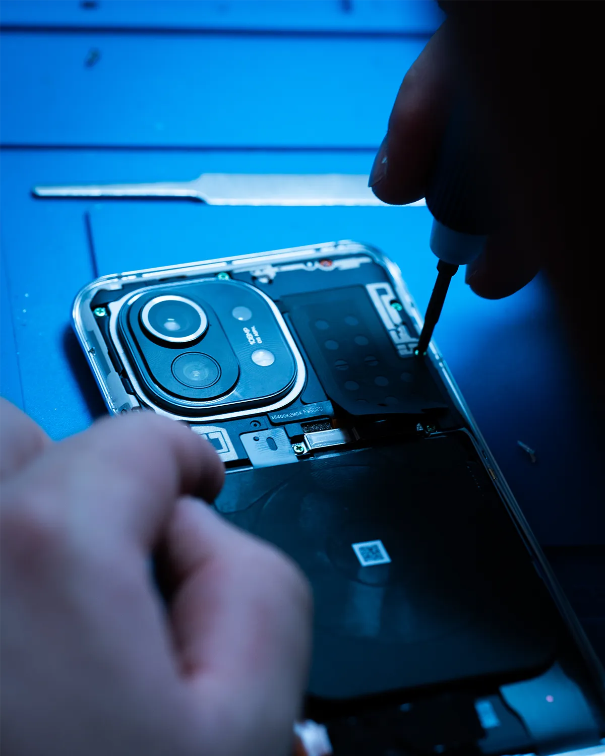 Technicien Rétina Concept ouvrant un smartphone au tournevis de précision