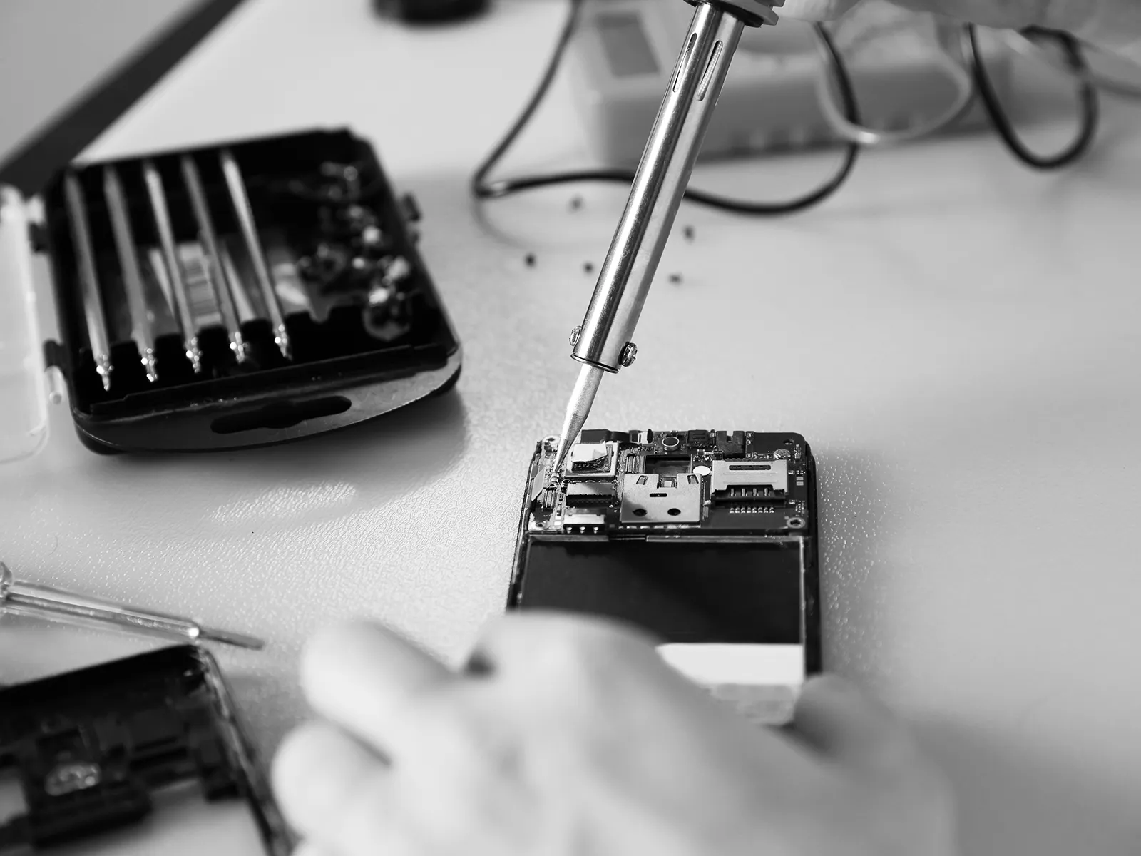 Banc de contrôle des smartphones reconditionnés dans l'atelier Rétina Concept à Strasbourg
